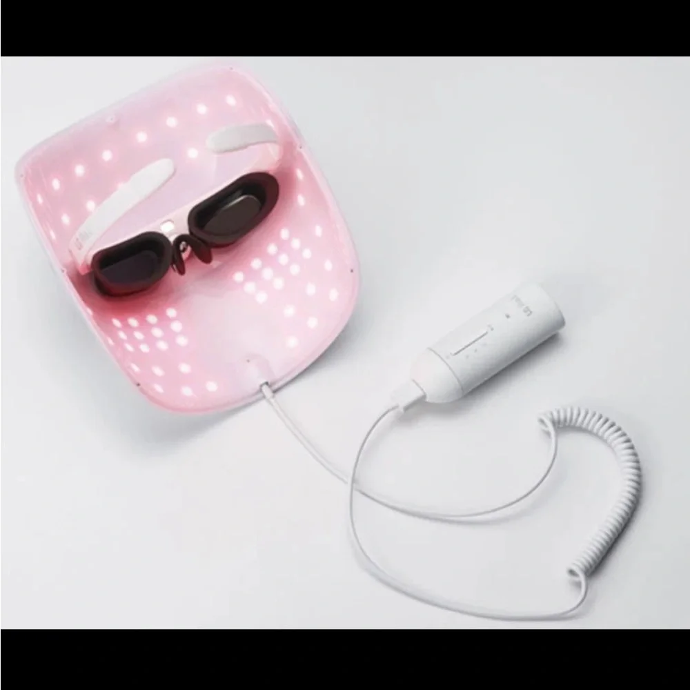 LG Pra.L VR Headset in White and Pink